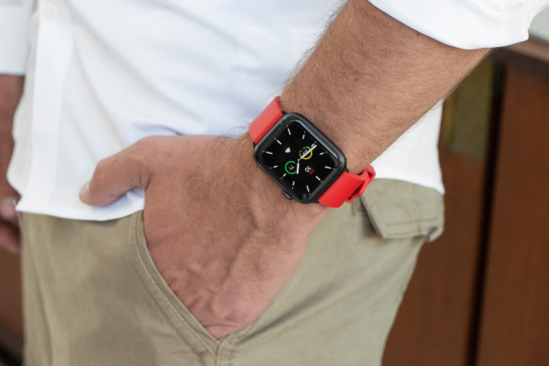 Bracelet caoutchouc rouge corail au poignet